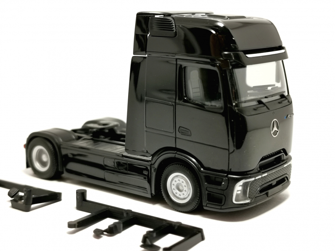 319447 MB eActros Procabin Gigaspace Zugmaschine 2achs, schwarz Herpa