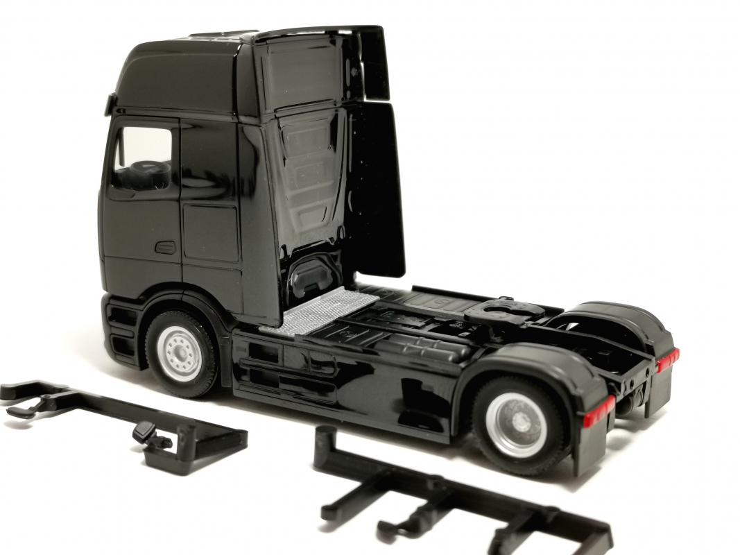319447 MB eActros Procabin Gigaspace Zugmaschine 2achs, schwarz Herpa