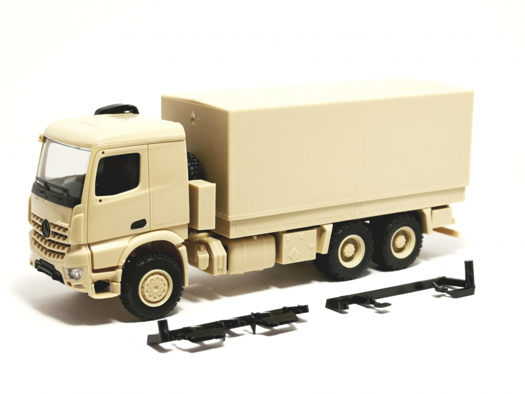 747202 Mercedes-Benz Arocs 6x6 Pritsche/Plane, sandbeige undekoriert Herpa