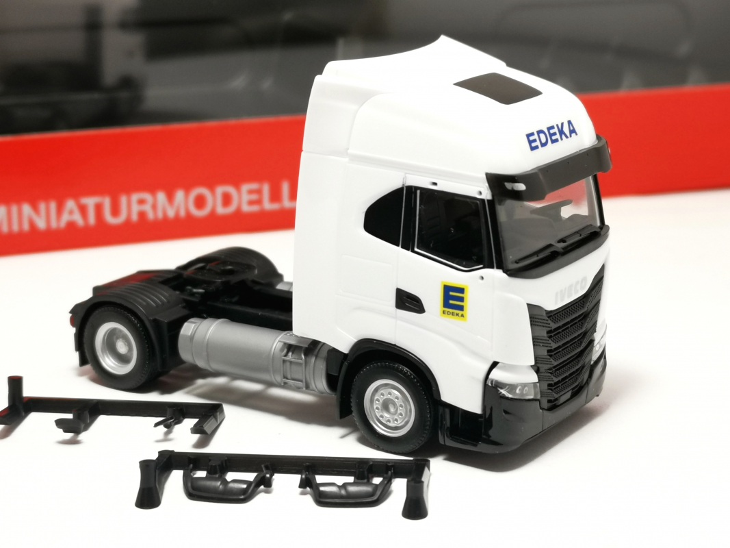 Iveco S-Way LNG Zugmaschine 2a "Edeka" Herpa