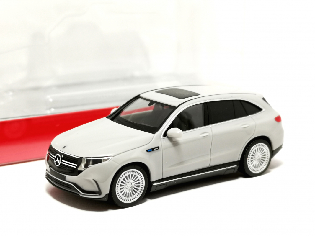 420426-003 Mercedes-Benz EQC AMG, signalgrau Herpa