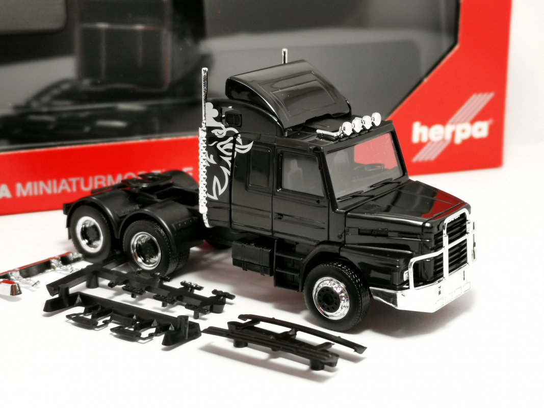 319416 Scania Hauber 142 Zugmaschine (6x4), schwarz Herpa - Restbestand
