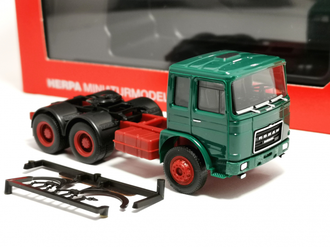 310567-004 Roman Diesel Zugmaschine 3achs (6x4), moosgrün Herpa