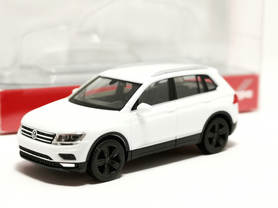 038607-008 Volkswagen (VW) Tiguan, oryxwhite Herpa