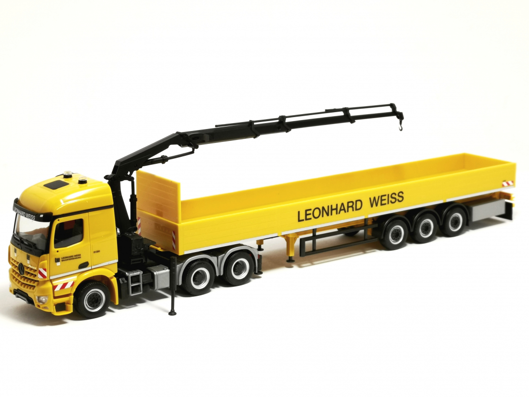 953719 Mercedes Benz Arocs Streamspace Pritschen-Sattelzug "Leonhard Weiss" Herpa