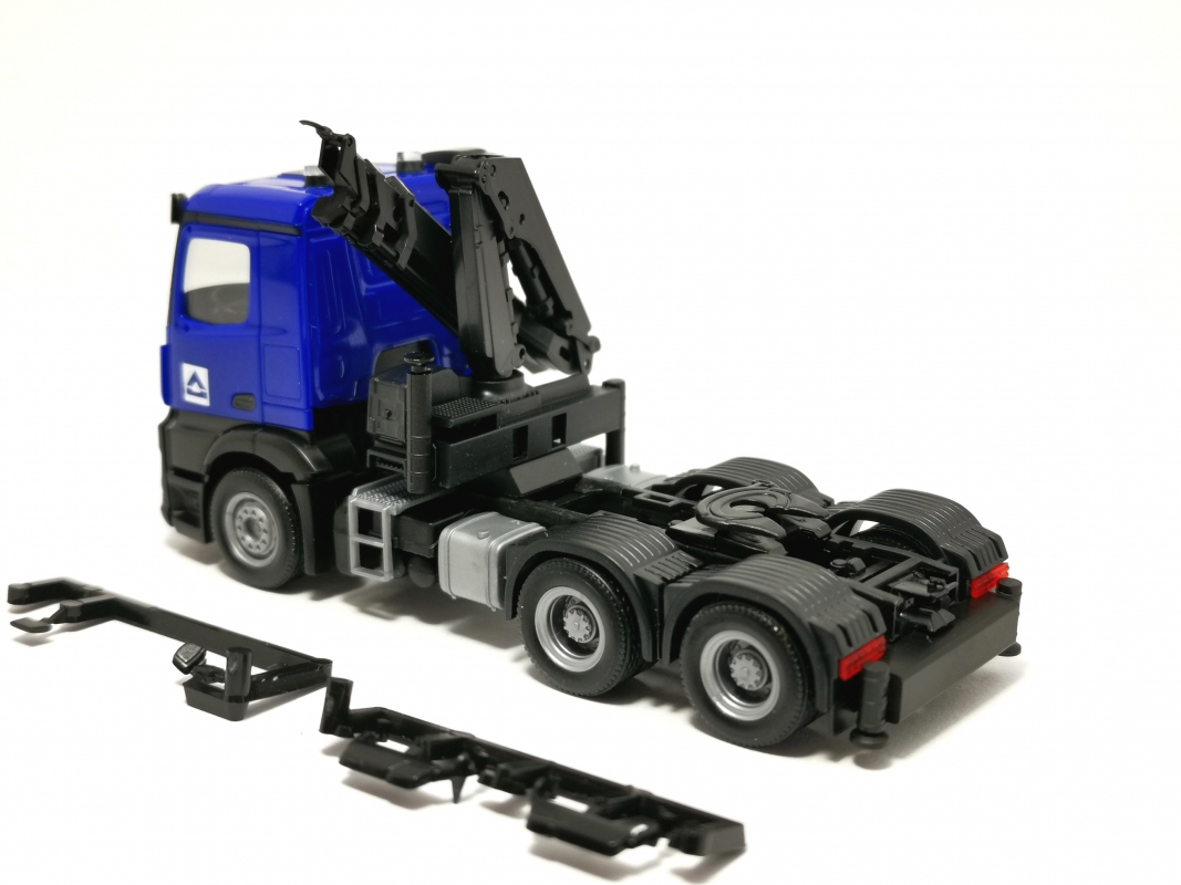 Mercedes-Benz Arocs mit Ladekran 3achs (6x4) "Hoch-Tief" Herpa