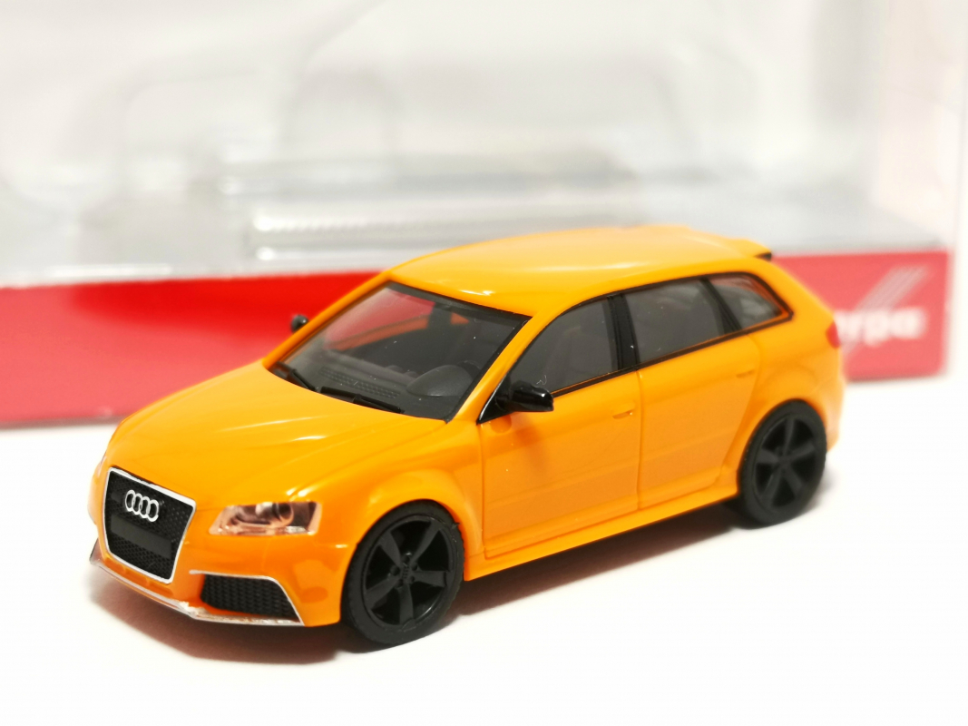 024877-005 Audi RS3 Sportback, glutorange mit schwarzen Felgen	Herpa