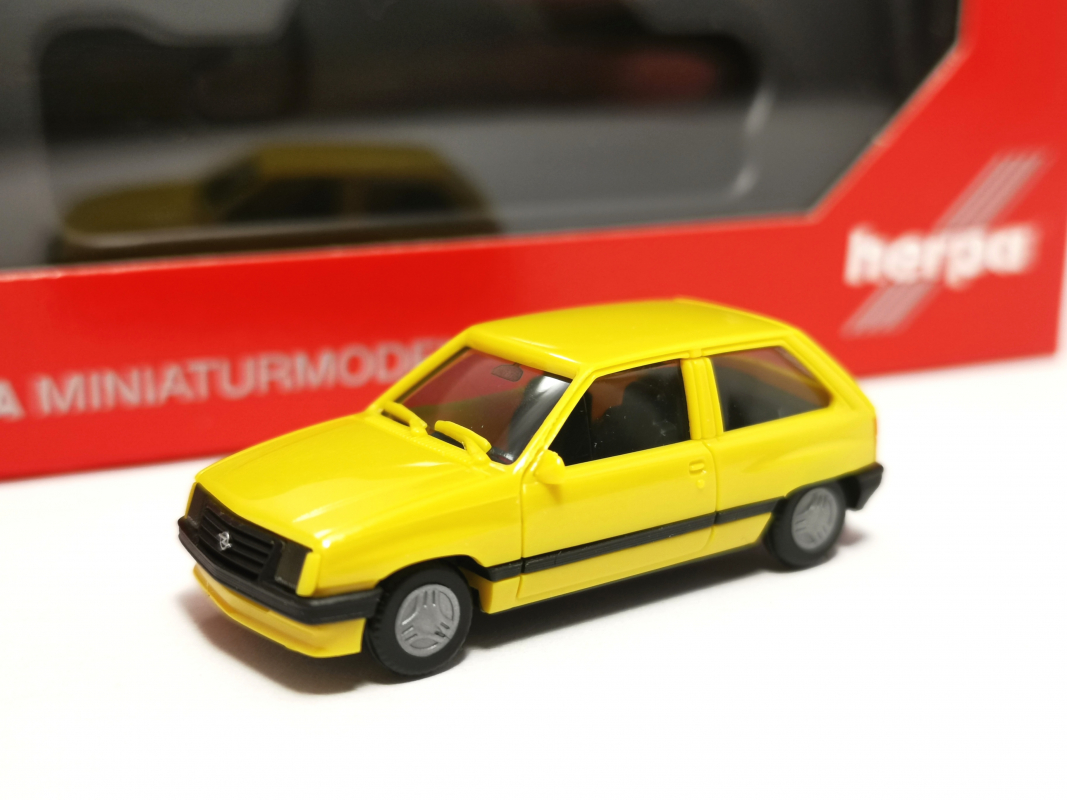 029032 Herpa Basic: Opel Corsa A 2-türig, Jamaicagelb Herpa
