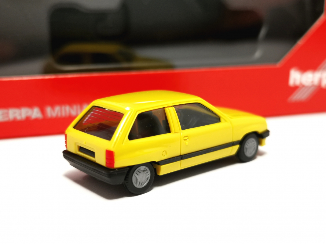 029032 Herpa Basic: Opel Corsa A 2-türig, Jamaicagelb Herpa