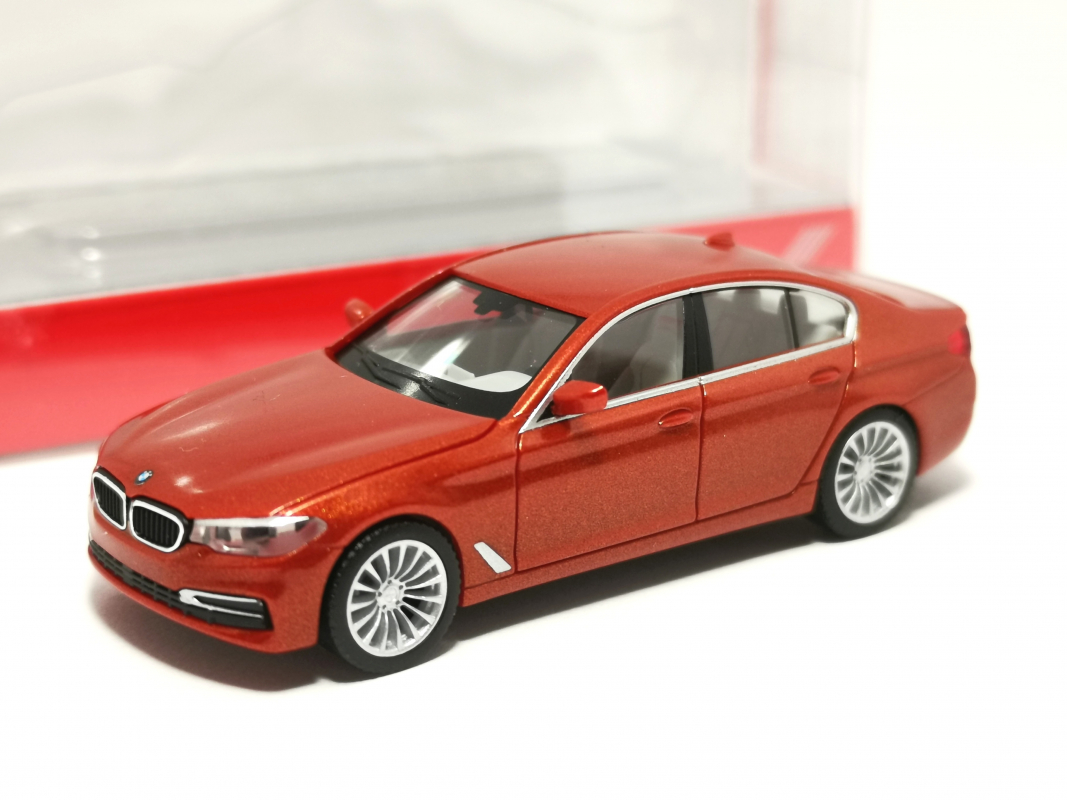430692-006 BMW 5er (G30) Limousine, valenciaorange Herpa