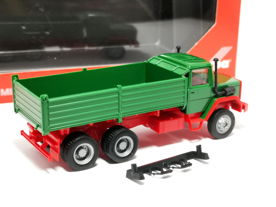 320276 Herpa Basic: Iveco Hauber Kipp-LKW 3achs, grün Herpa