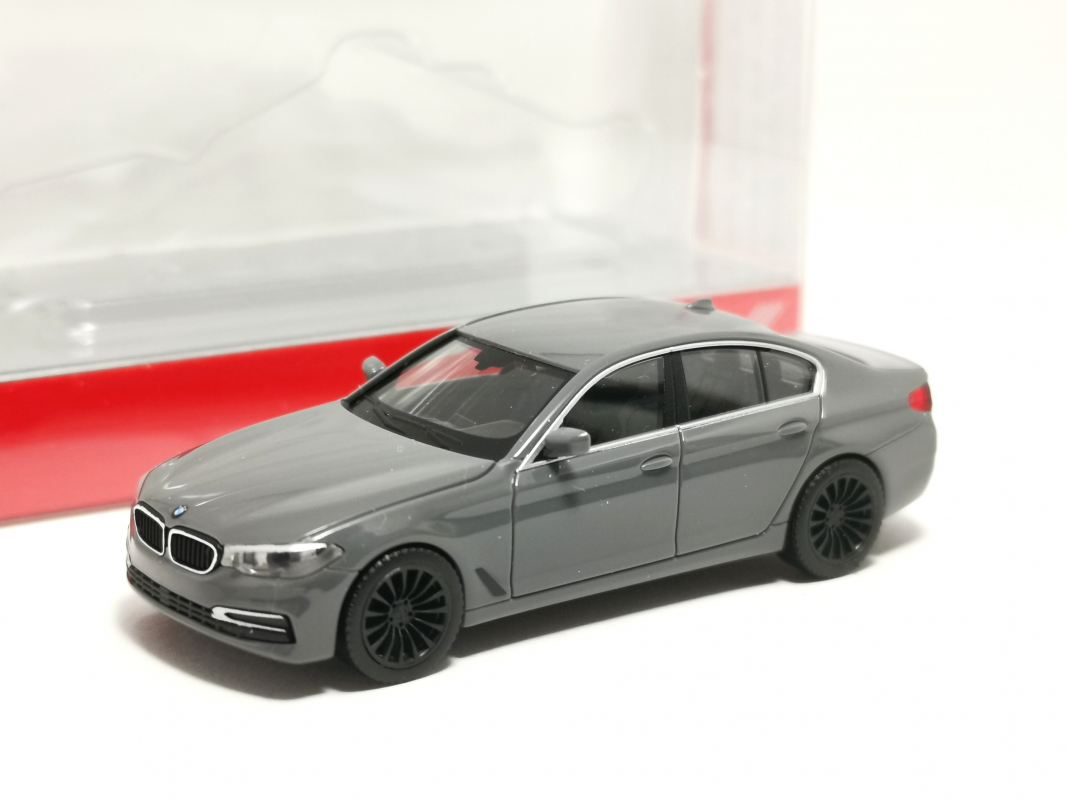 420372-003 BMW 5er (G30) Limousine, nardograu Herpa