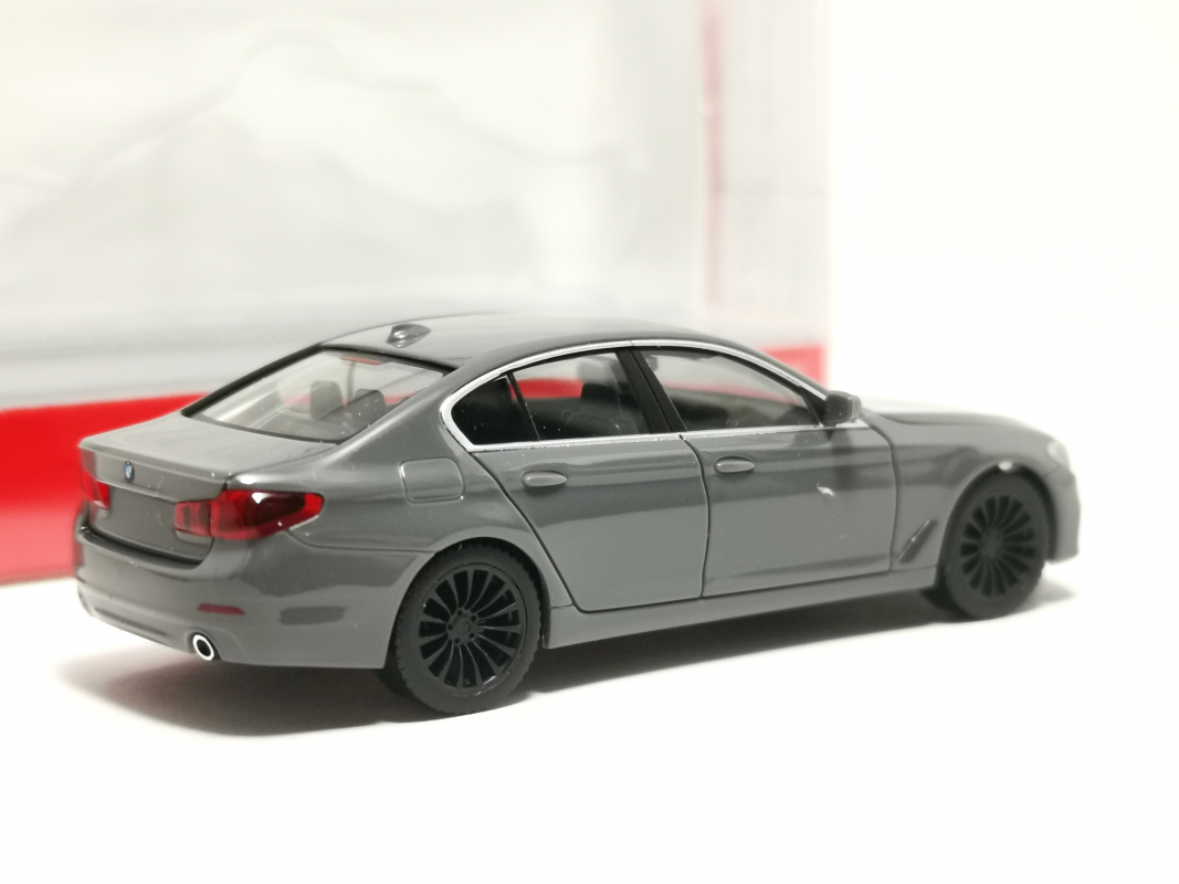 420372-003 BMW 5er (G30) Limousine, nardograu Herpa