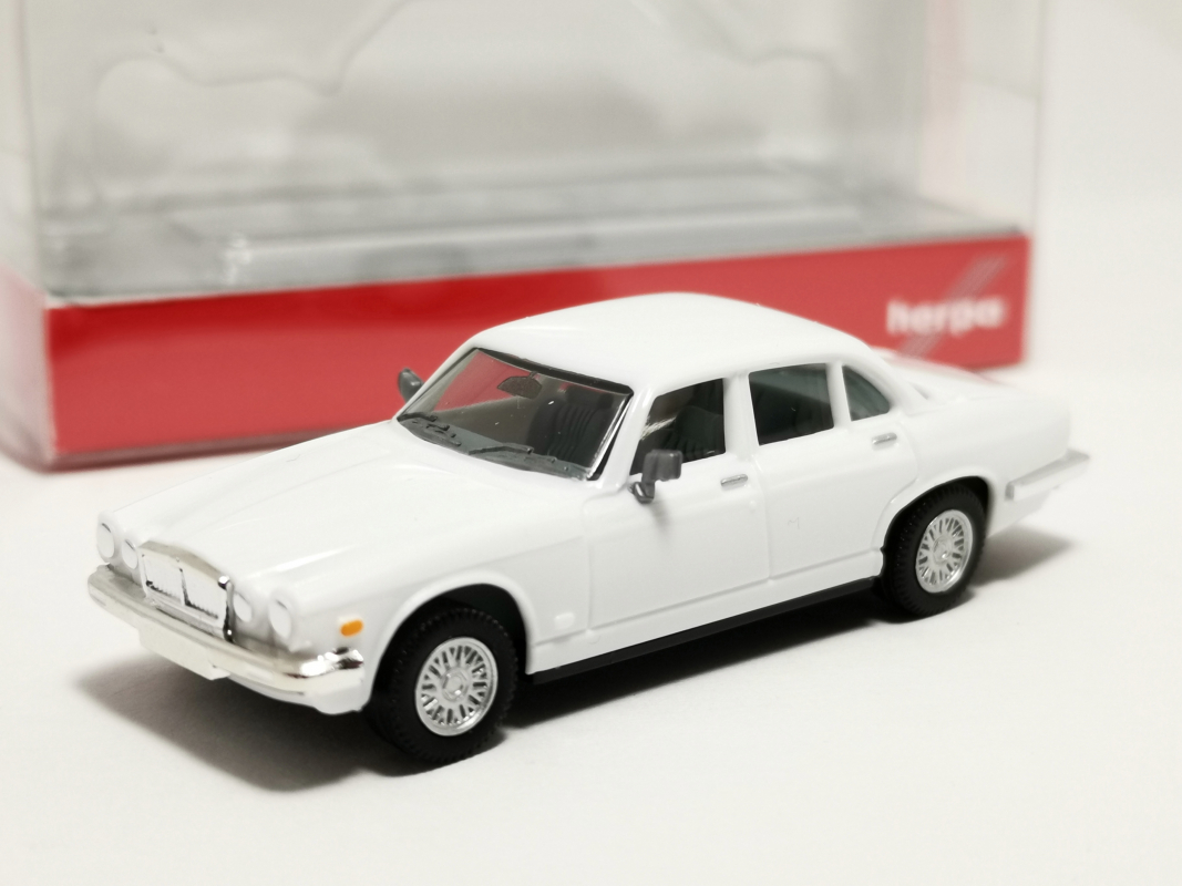 420587-002 Jaguar XJ Series III, weiß Herpa