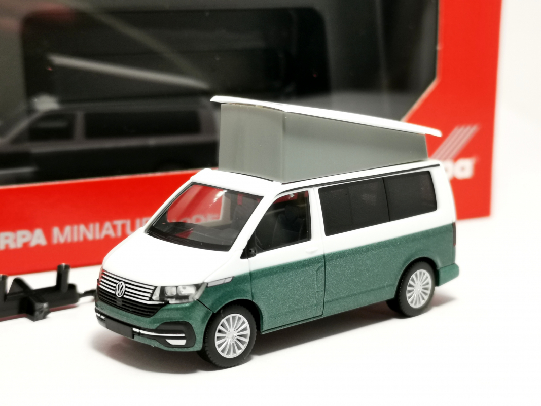 096805-004 Volkswagen (VW) T6.1 California, Candy Weiß / Bay Leaf Green metallic Herpa