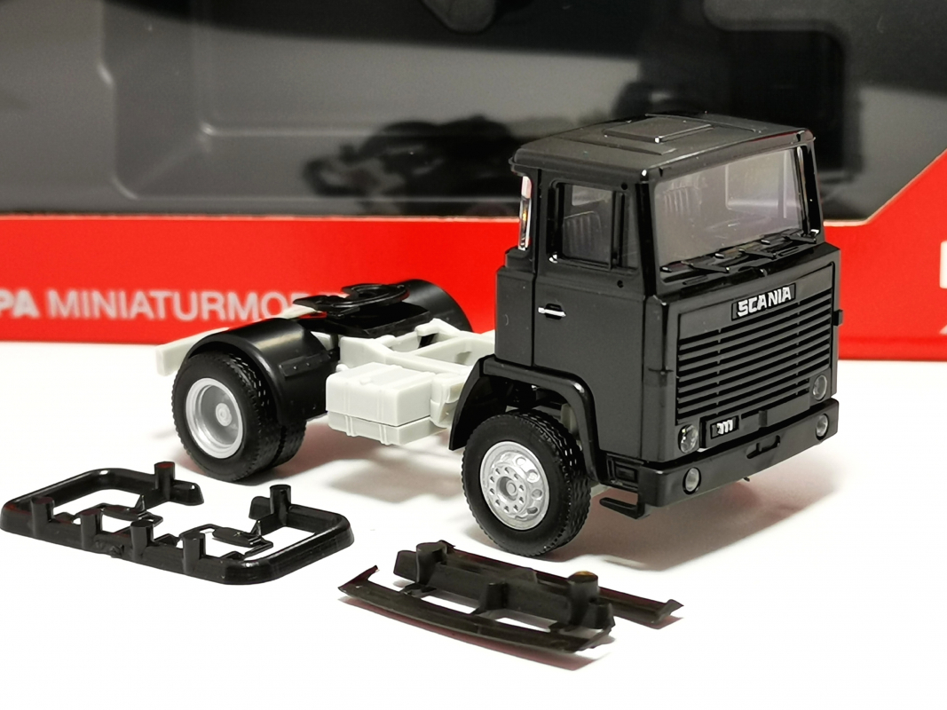 318976-002 Scania 111 Zugmaschine 2achs, schwarz Herpa