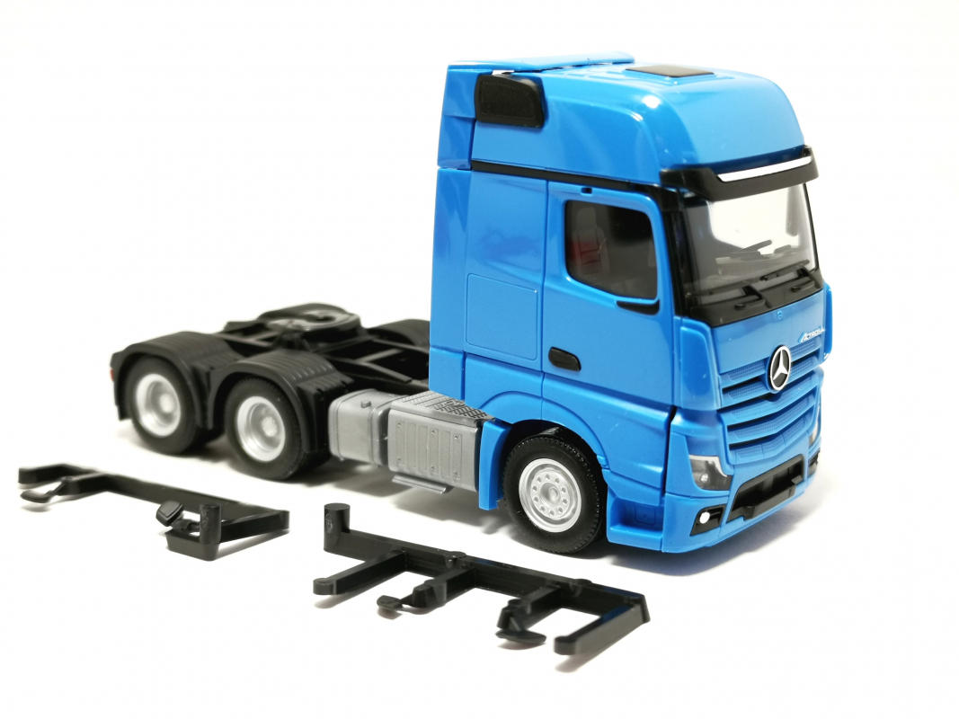 317917-002 Mercedes-Benz Actros L Gigaspace Zugmaschine 3achs (6x4), lichtblau Herpa