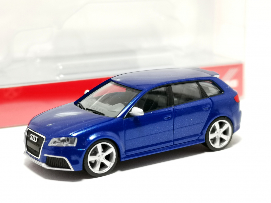 034876-003 Audi RS3 Sportback, sepangblau perleffekt Herpa