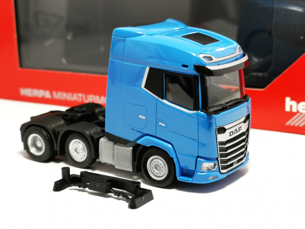 318983 DAF XG Zugmaschine 3achs (6x2), lichtblau Herpa
