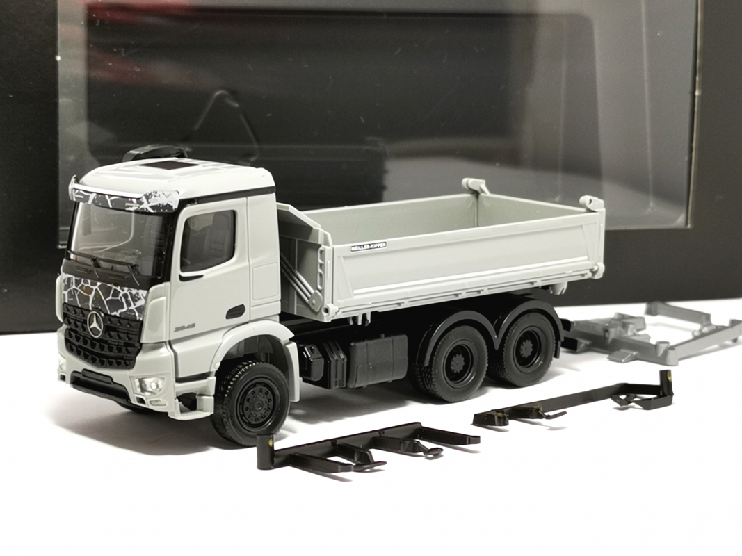958905 Mb Arocs M Dreiseitenkipper-LKW 3achs „Daimler Trucks/AROCS EXTENT” Herpa