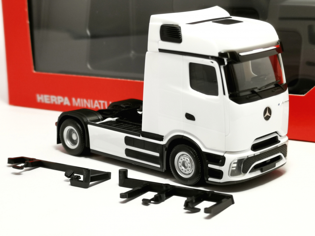 320191 Mb eActros 600 ProCabin Bigspace Zugmaschine 2achs, weiß Herpa