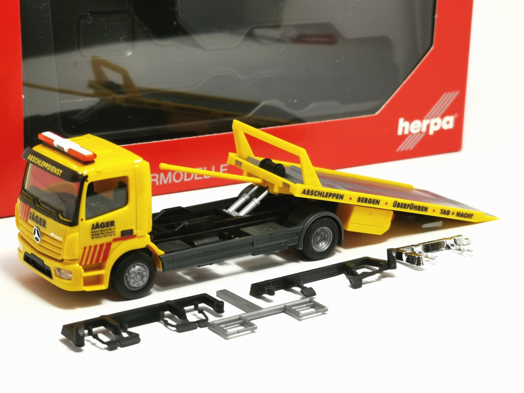 319843 Mercedes-Benz Atego 13 Plateau-Abschlepp-LKW "Jäger" Herpa -  SALE