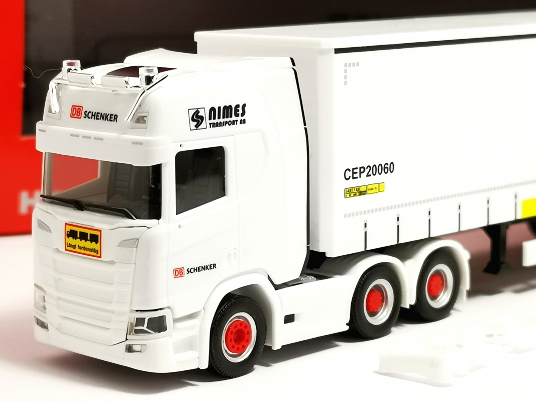 Preview: 319720 Scania CR 20 HD Kühlkoffer-Sattelzug Gigaliner "DB Schenker" (Schweden) Herpa