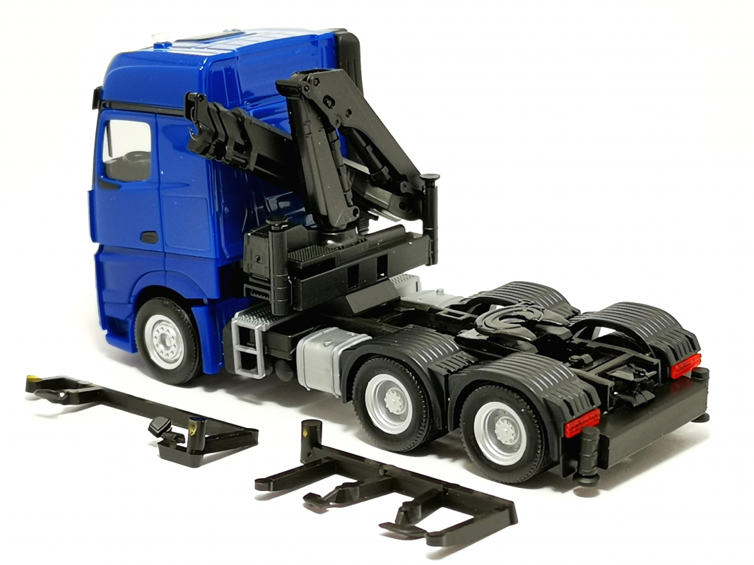 318747 Mb Arocs 18 Bigspace Zugmaschine 3achs mit Ladekran (6x4), enzianblau Herpa