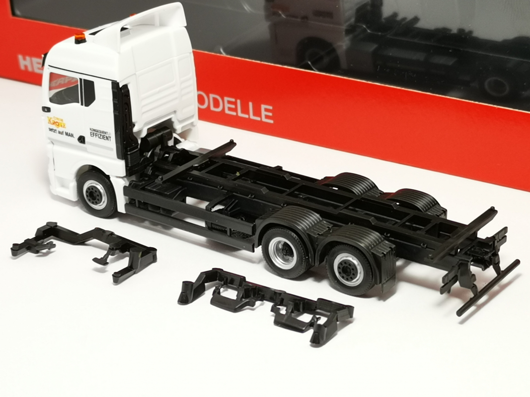 MAN TGX GM 3a Lkw für 7,45m Koffer "Circus Krone" Herpa