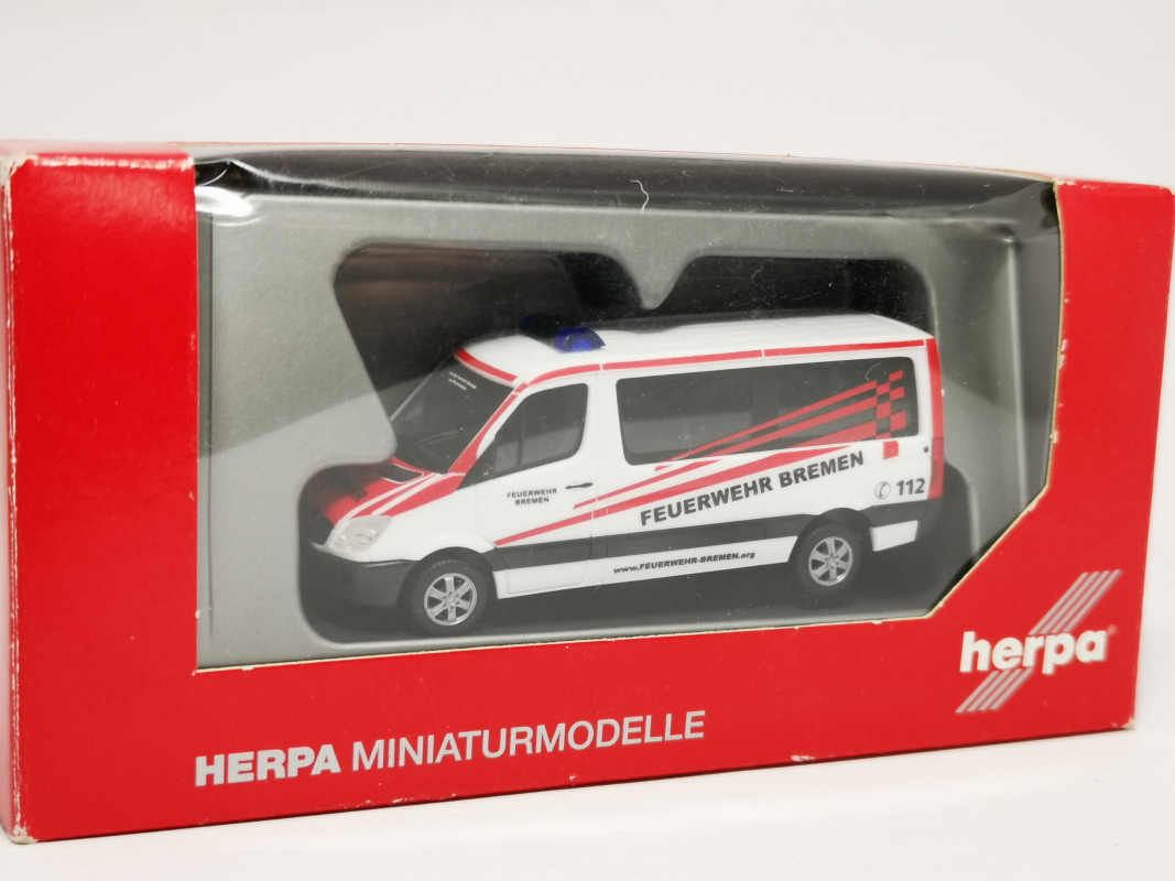 090780 Mb Sprinter Bus Mannschaftstransportfahrzeug "Feuerwehr Bremen" Herpa