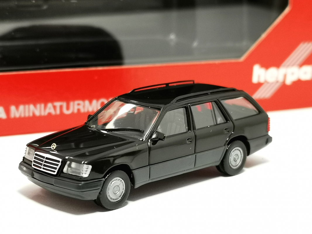 029049 Mercedes-Benz E-Klasse T-Modell (124), schwarz Herpa