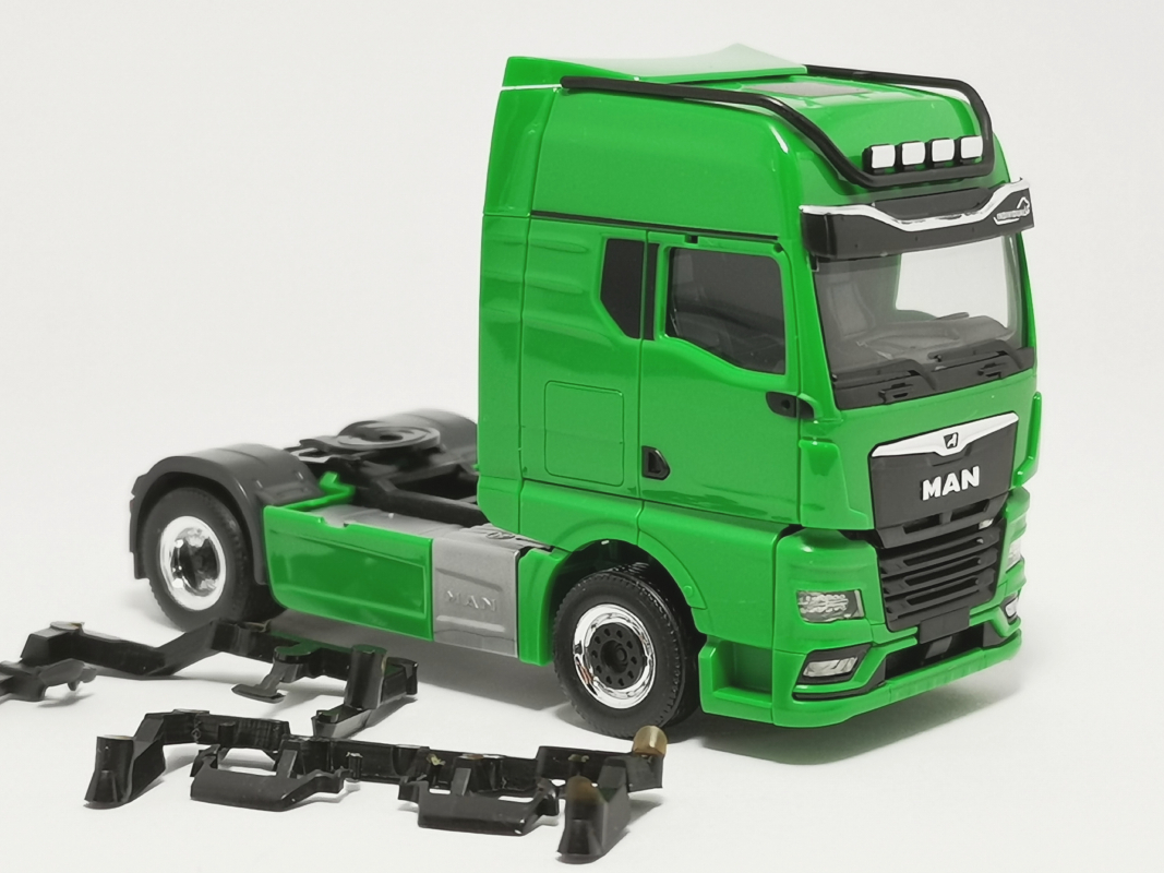 313711-004 MAN TGX GX Individual Zugmaschine 2achs, grün Herpa