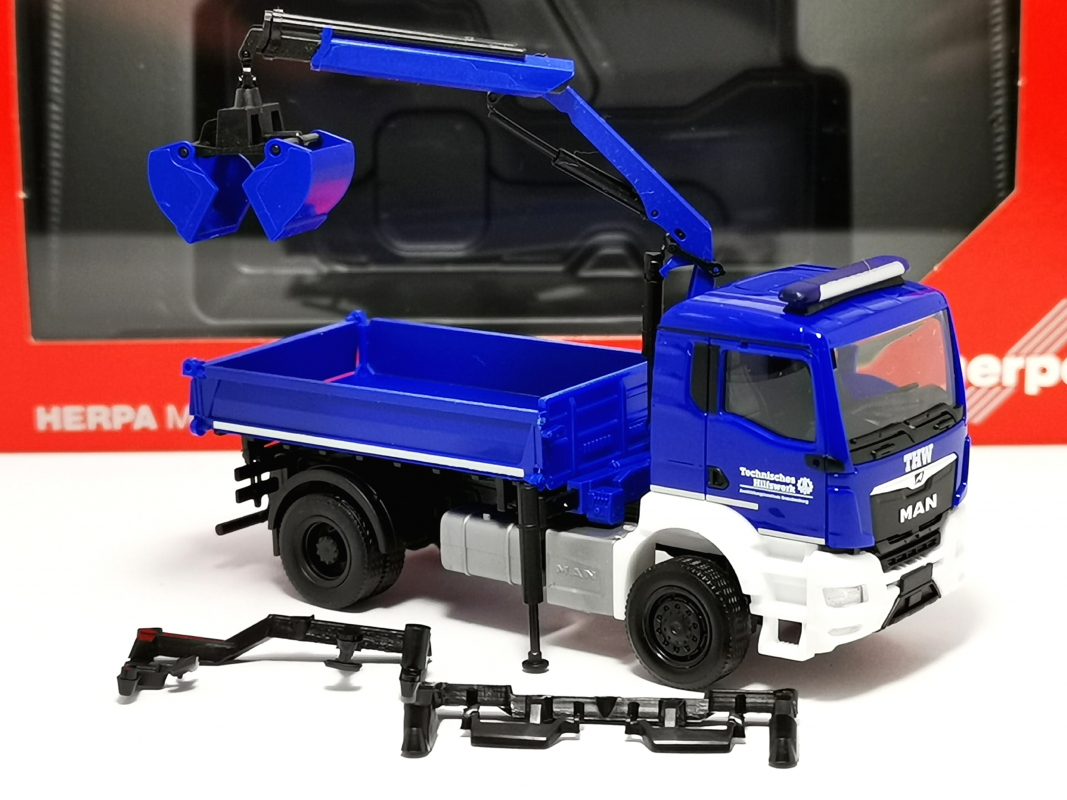 319522 MAN TGS NN Dreiseitenkipper mit Ladekran, 2achs, "THW Brandenburg" Herpa
