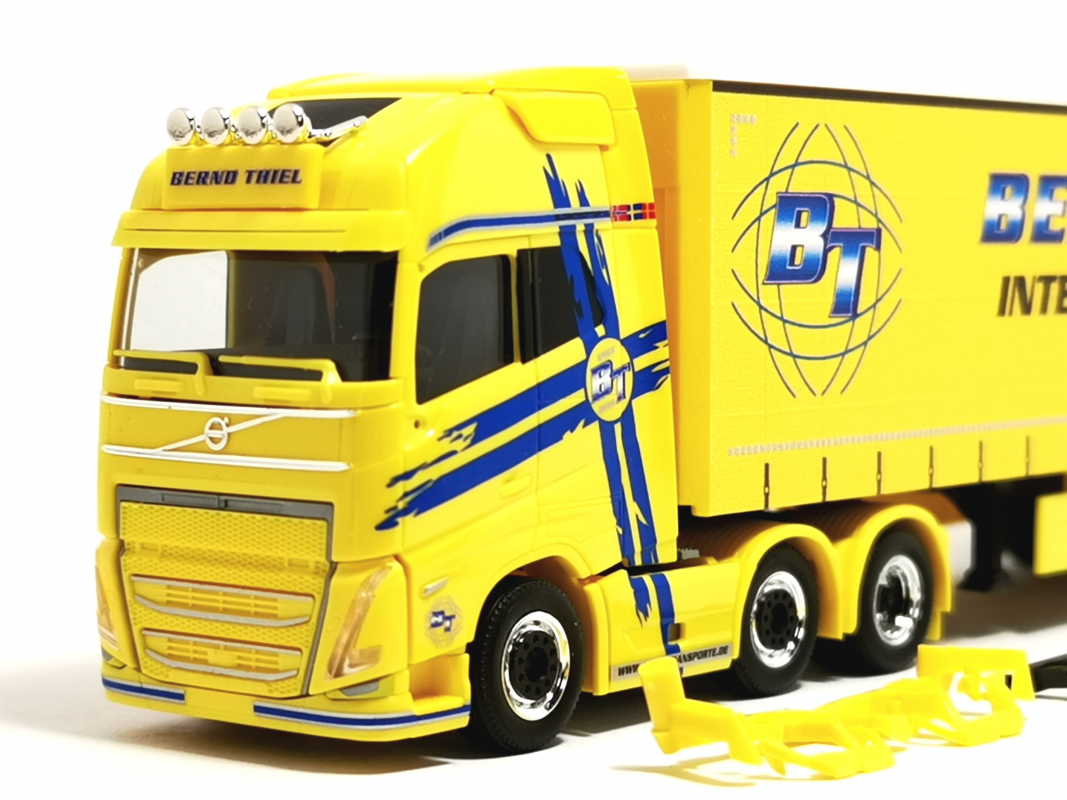Preview: 319591 Volvo FH GL XL 2020 6x2 Gardinenplanen-Sattelzug "Bernd Thiel Transporte" Herpa