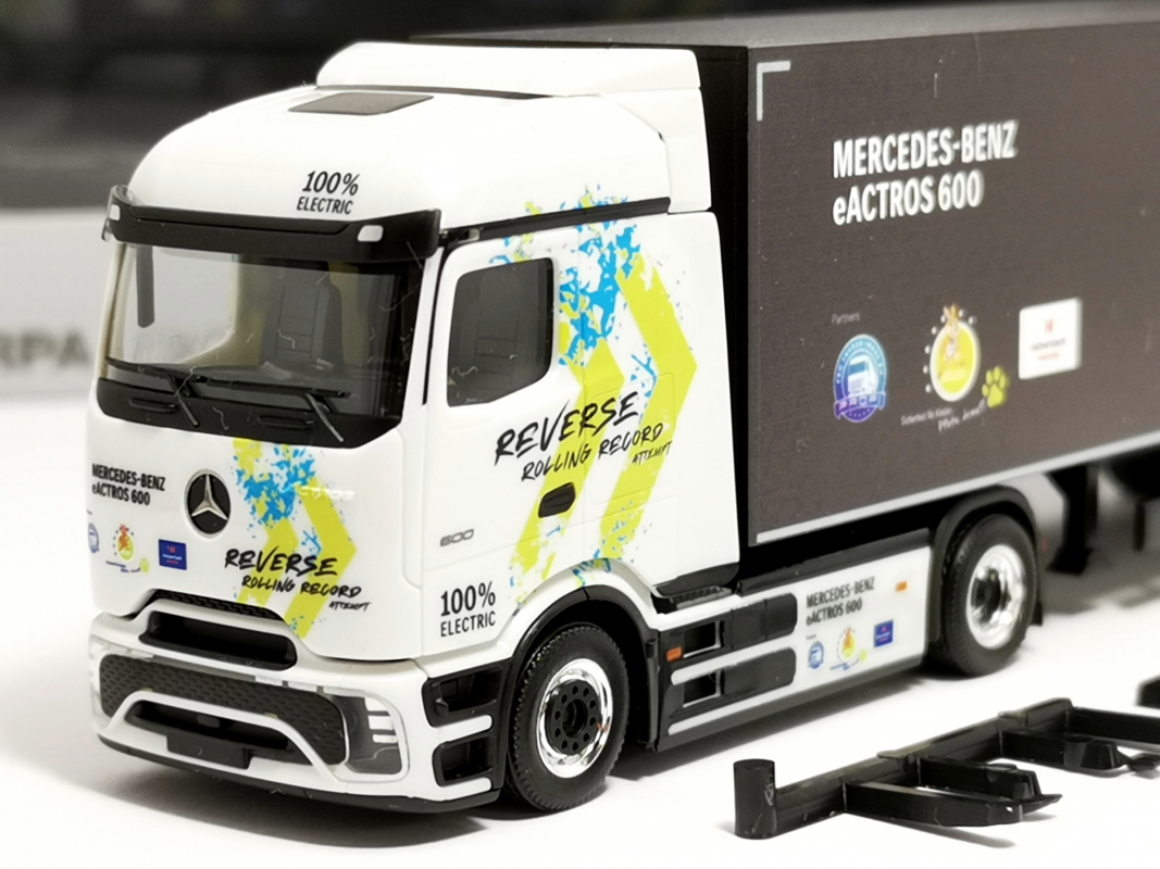 Preview: 961462 Mb eActros 600 Koffer Sattelzug - Weltrekord im Rückwärtsfahren 124,7km - Herpa