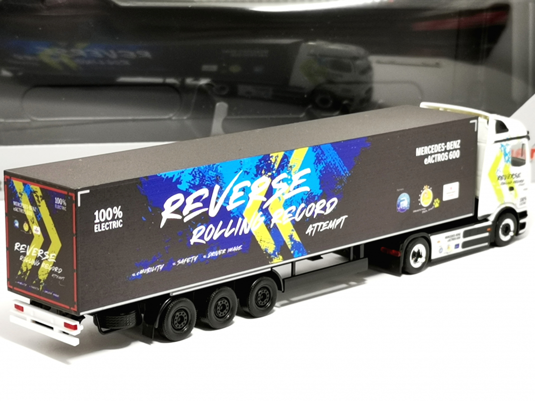 Preview: 961462 Mb eActros 600 Koffer Sattelzug - Weltrekord im Rückwärtsfahren 124,7km - Herpa