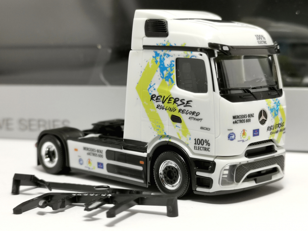 Mb eActros 600 Zugmaschine "Recerse Record 124,7km - Herpa