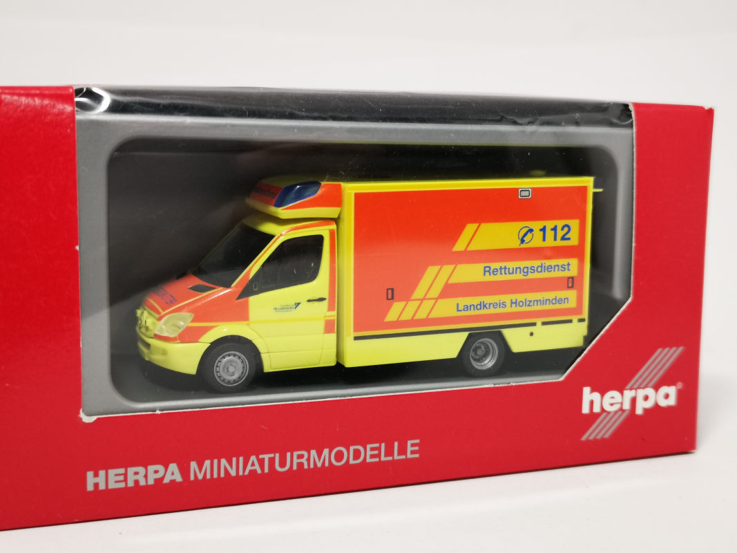 048828 Mercedes-Benz Sprinter 06 Fahrtec RTW "Rettungsdienst Holzminden" Herpa