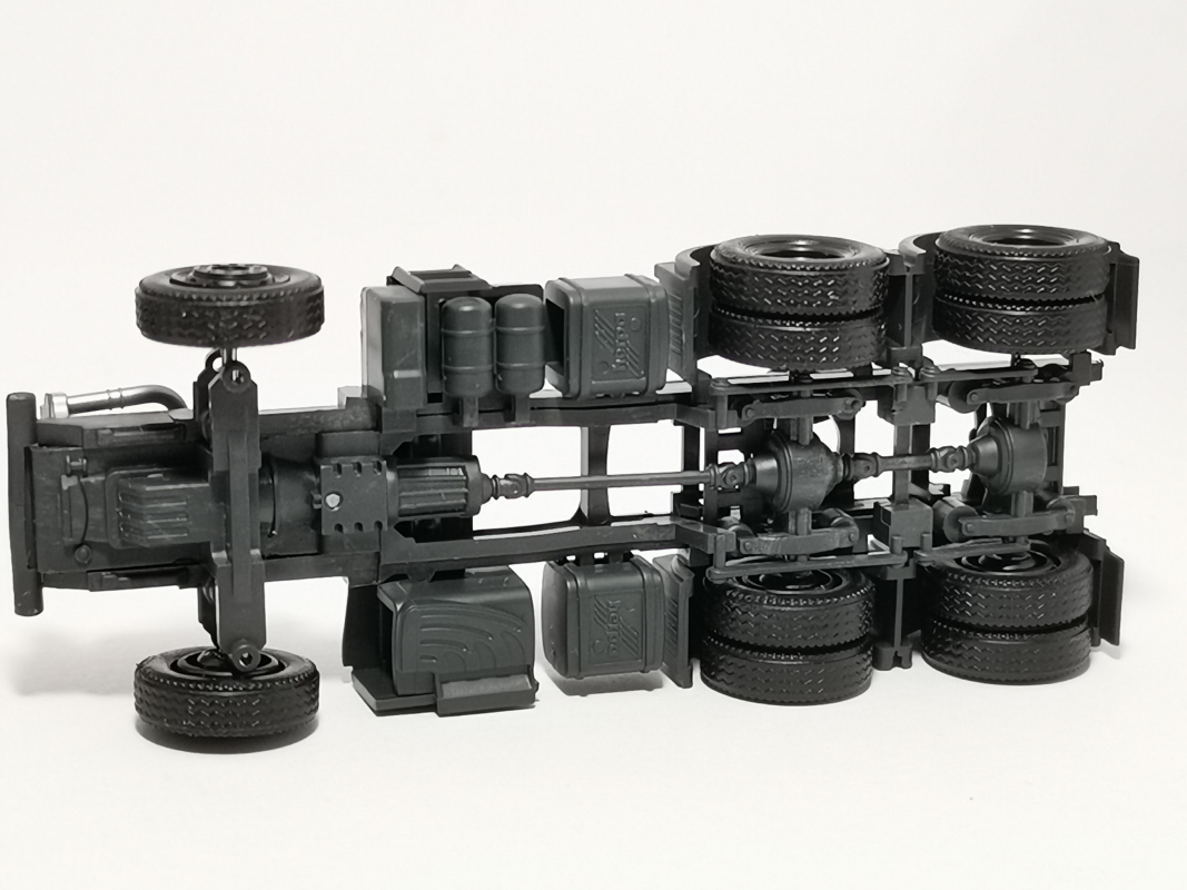 Preview: Fahrgestell MB 3achs 6x4, grau/schwarz Herpa 066