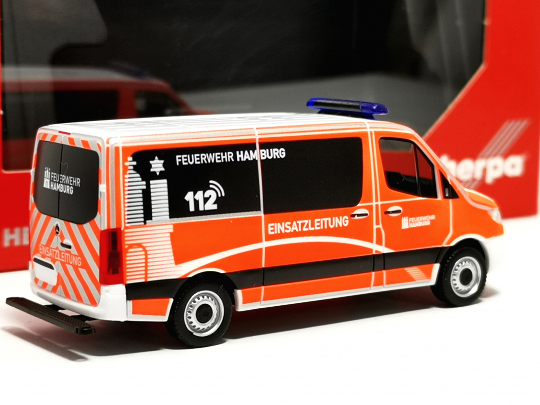 Preview: 098830 Mb Sprinter '18 Bus Flachdach ELW "Feuerwehr Hamburg/Einsatzleitung" Herpa