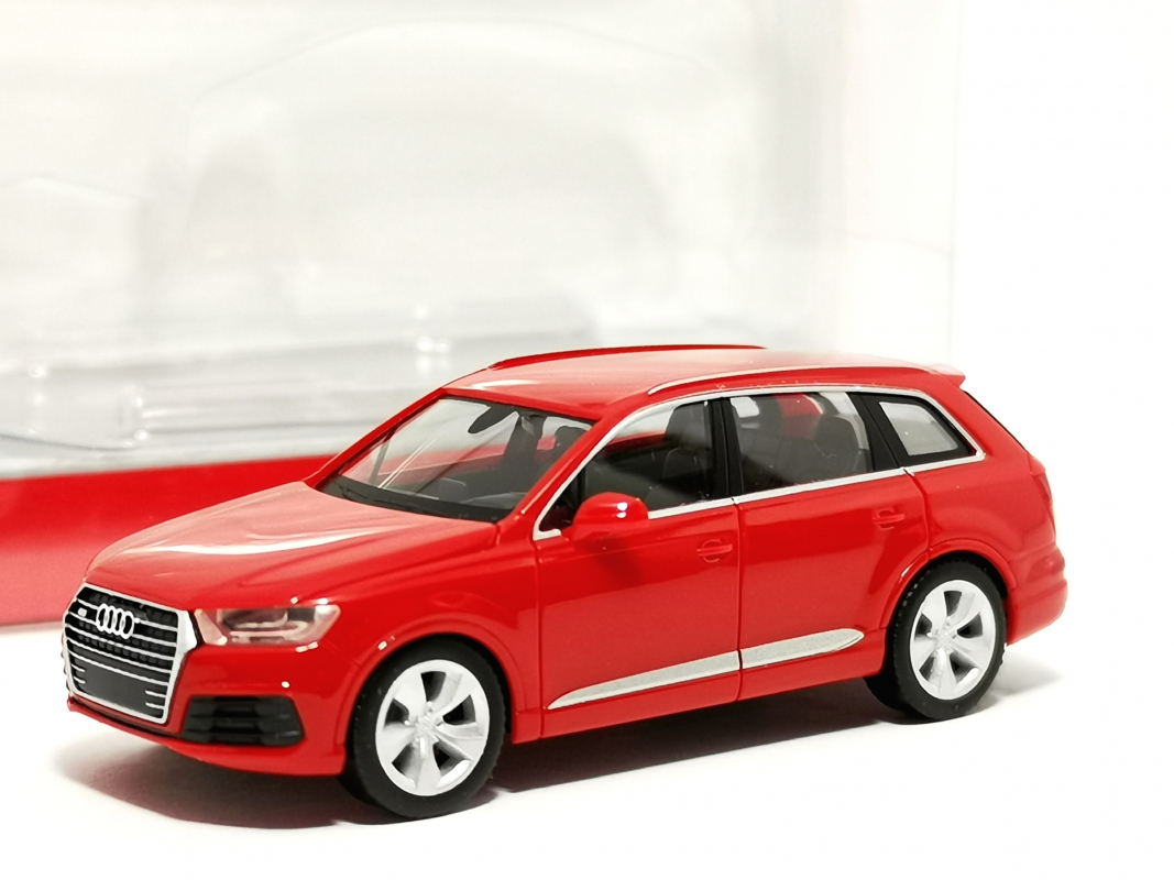 028448-003 Audi Q7, rot Herpa