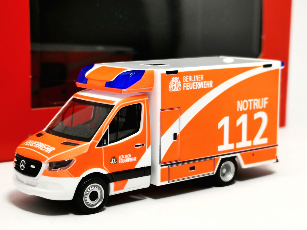 098953 Mercedes-Benz Sprinter '18 Rettungswagen "Berliner Feuerwehr" Herpa