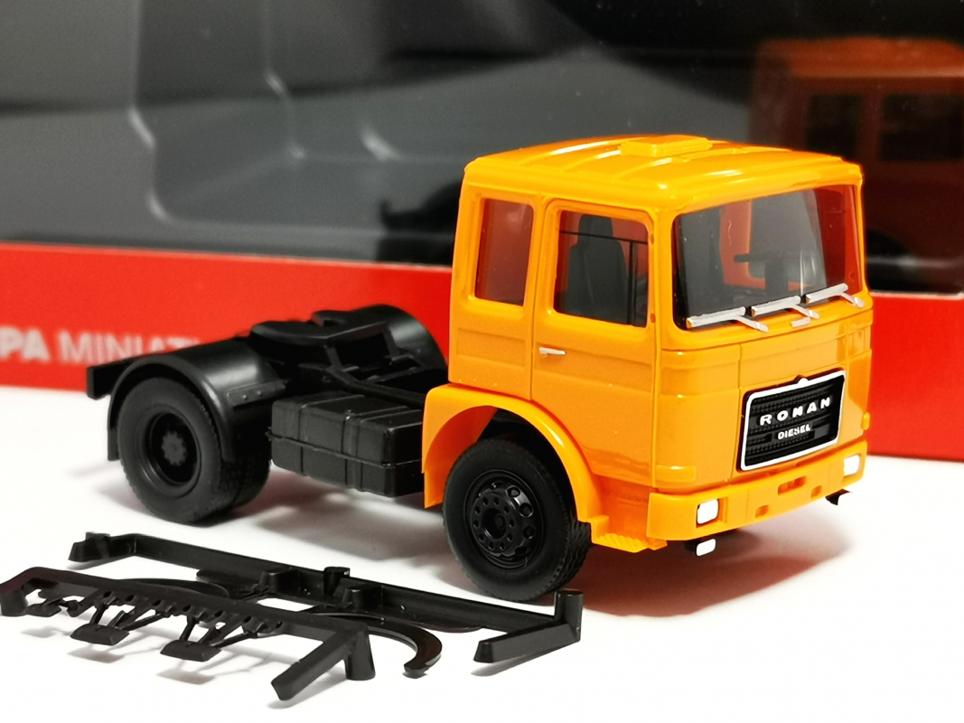 310550-004 Roman Diesel Zugmaschine 2achs, orange (Deutrans) Herpa