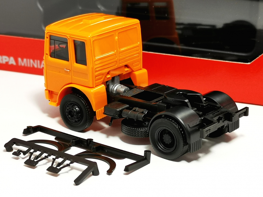 Preview: 310550-004 Roman Diesel Zugmaschine 2achs, orange (Deutrans) Herpa