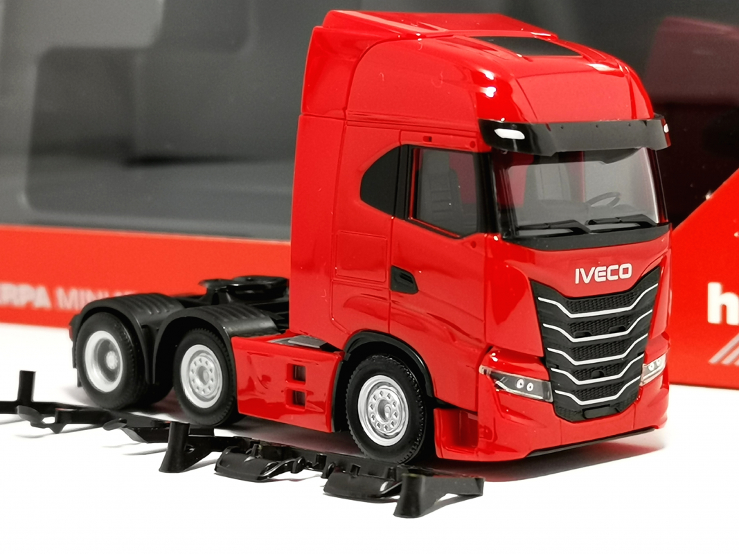320313 Iveco S-Way MY24 Zugmaschine 3achs (6x2), rot Herpa