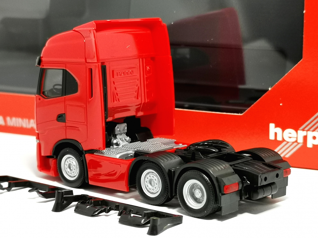 Preview: 320313 Iveco S-Way MY24 Zugmaschine 3achs (6x2), rot Herpa