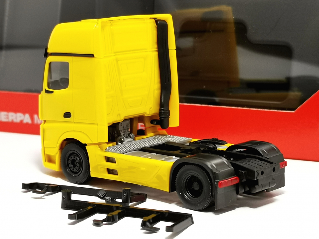 Preview: 317948-002 Mercedes-Benz Actros L 18 Gigaspace Zugmaschine 2achs, ginstergelb Herpa