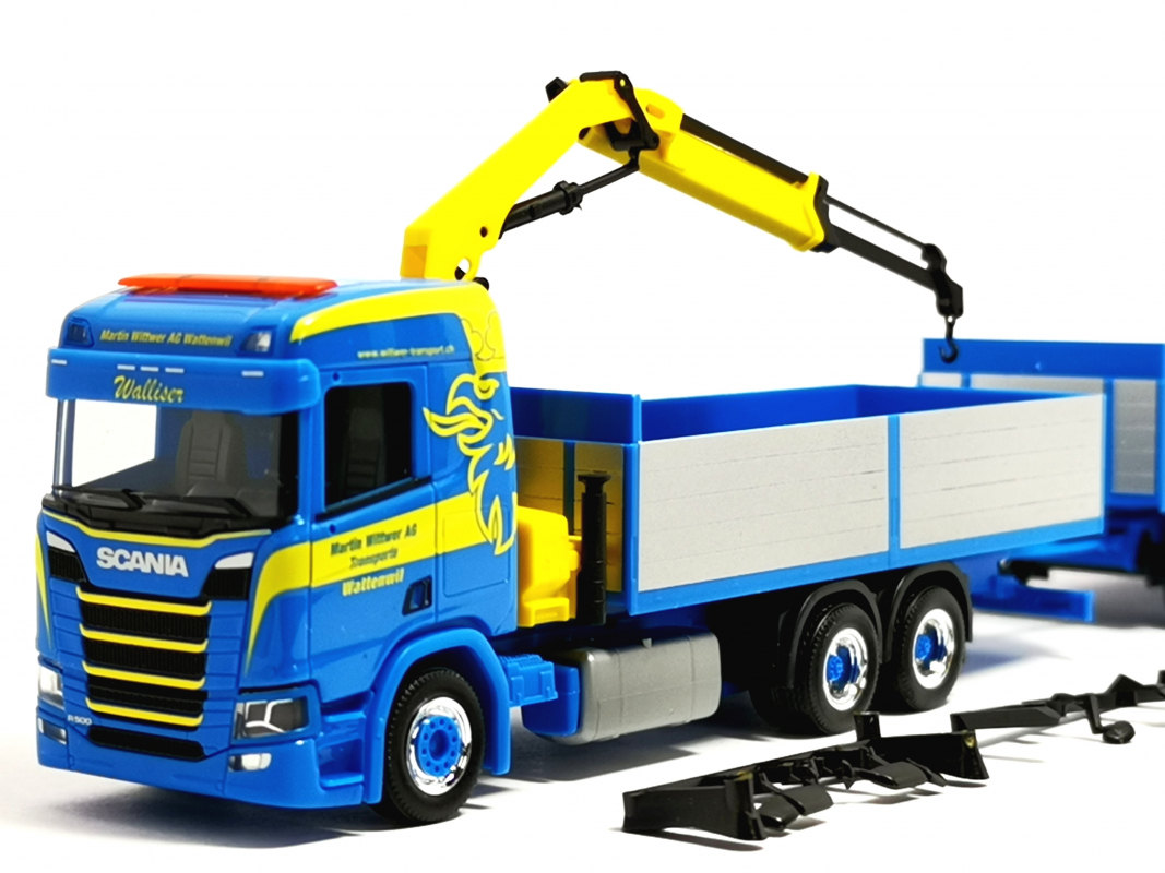 Preview: 926072 Scania CR 20 Niedrigdach Pritschen-Hängerzug mit Ladekran "Martin Wittwer" (CH)" Herpa