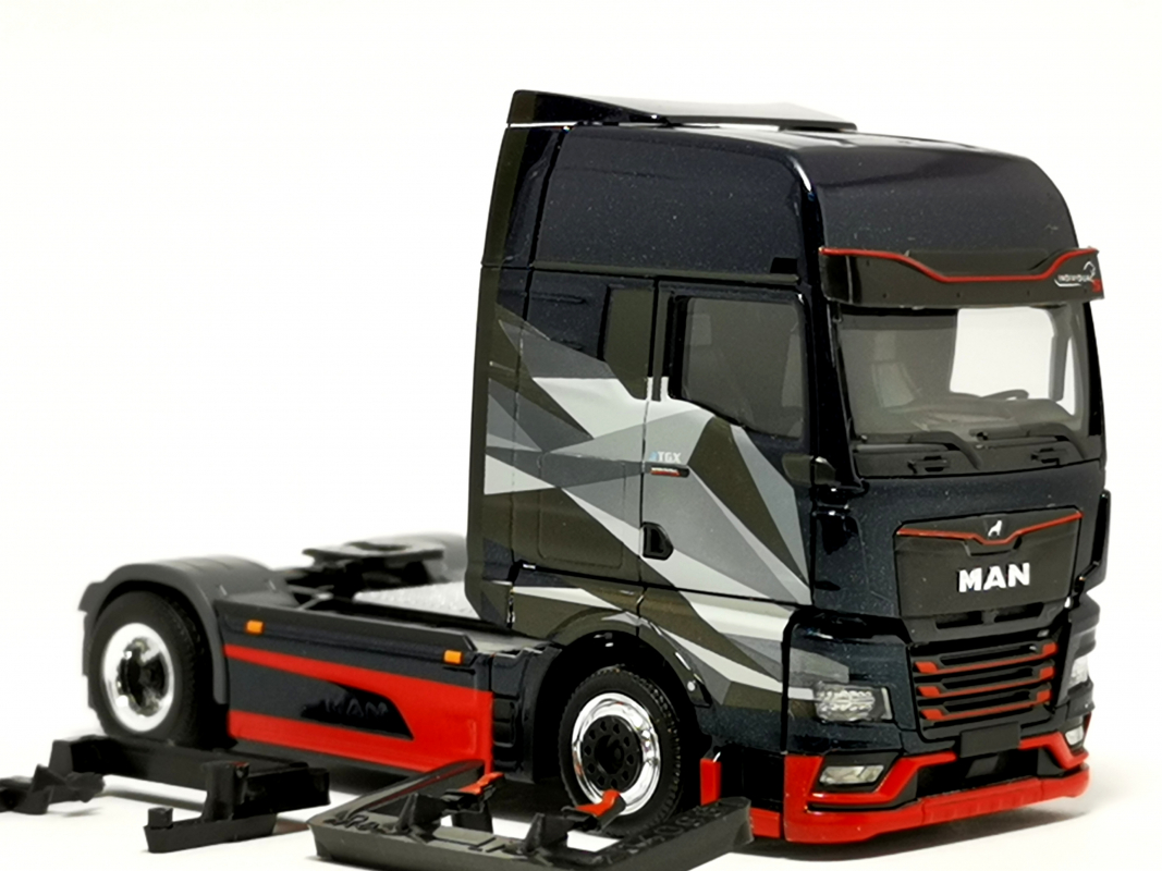 MAN eTGX GX Zugmaschine "100% electric", schwarz Herpa