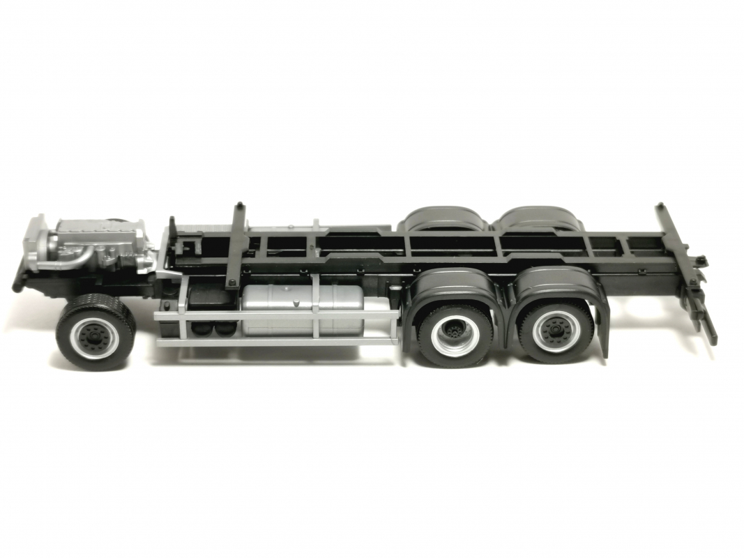 Preview: 7,45m Fahrgestell für Mercedes-Benz, schwarz Herpa 355